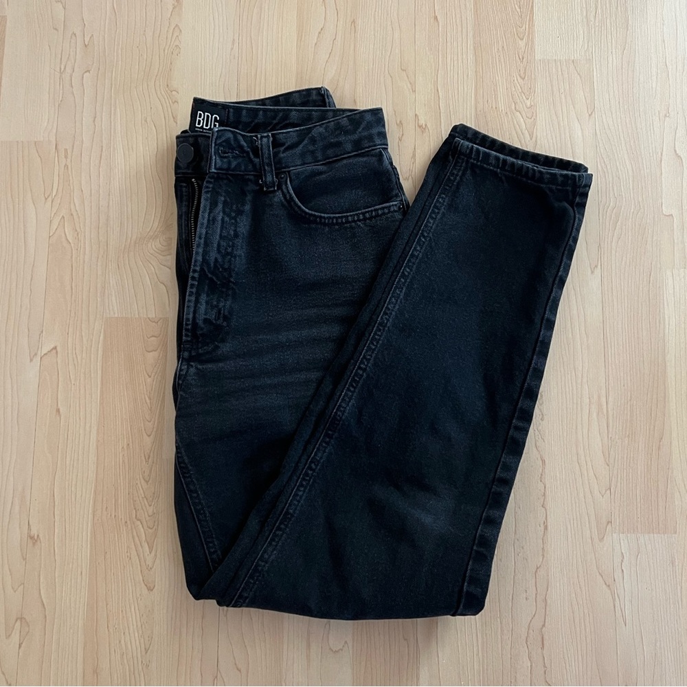 LIKE NEW BDG Mom Jeans in Washed Black